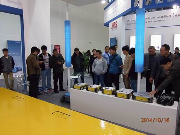 航發(fā)參展2014綿陽科博會-技術(shù)人員向觀眾演示機器人.jpg